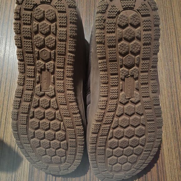 Minnetonka slippers, in a women’s size 9, smooth brown synthetic material - Picture 6 of 6